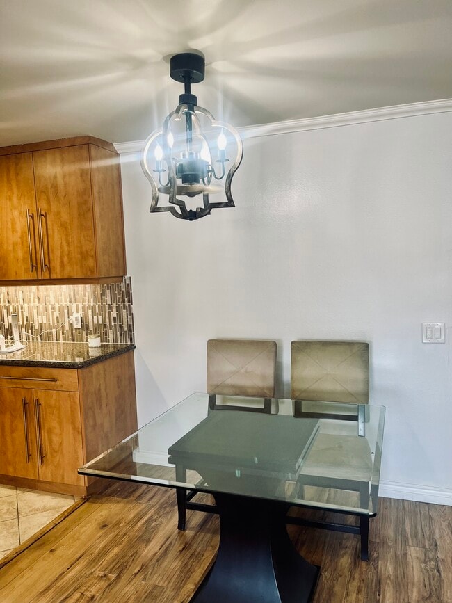 Dining area - 2940 N Verdugo Rd