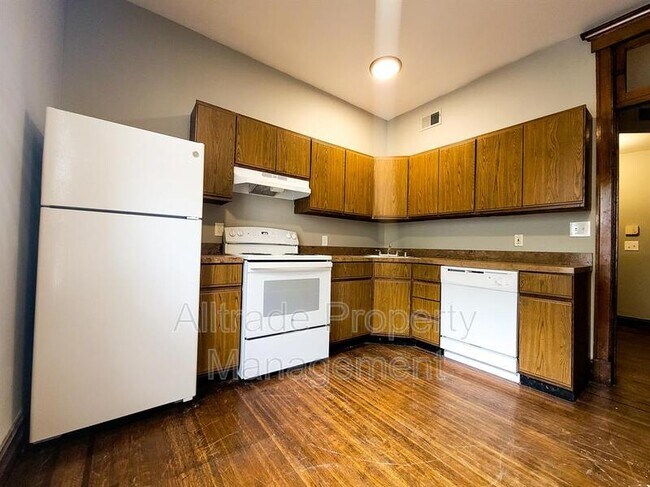 Building Photo - 1478 St James Ct