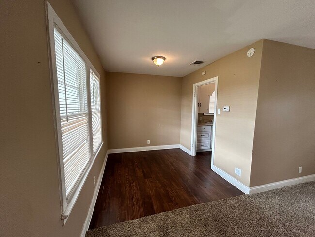 Building Photo - Cute 2/1 Updated Bossier
