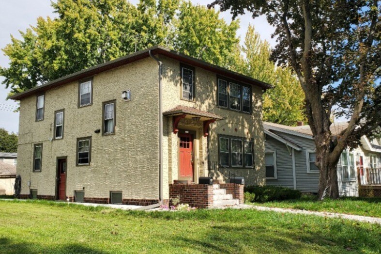 Primary Photo - 1451 Saint Clair Ave