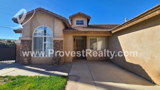 Building Photo - 3 Bedroom 2 Bath Hesperia Home with a bonu...