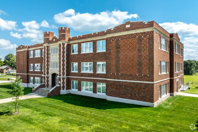 Foto del edificio - Historic Winterset High School Apartments 55+