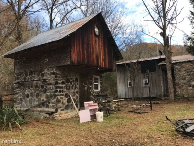 Building Photo - 3 br, 1 bath House - 170 Davis Rd