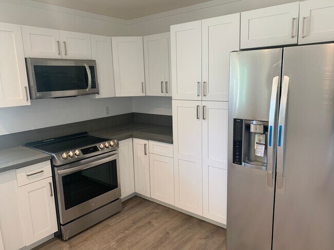 Building Photo - AVAILABLE NOW! 5 bedroom 2 bath