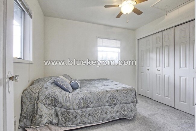 Building Photo - 3 Bed, 1 Bath Home with Primary on Main Pl...