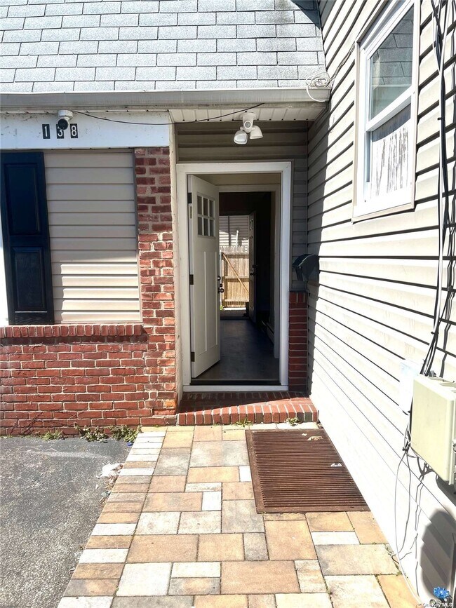 Building Photo - 138 Woodfield Rd