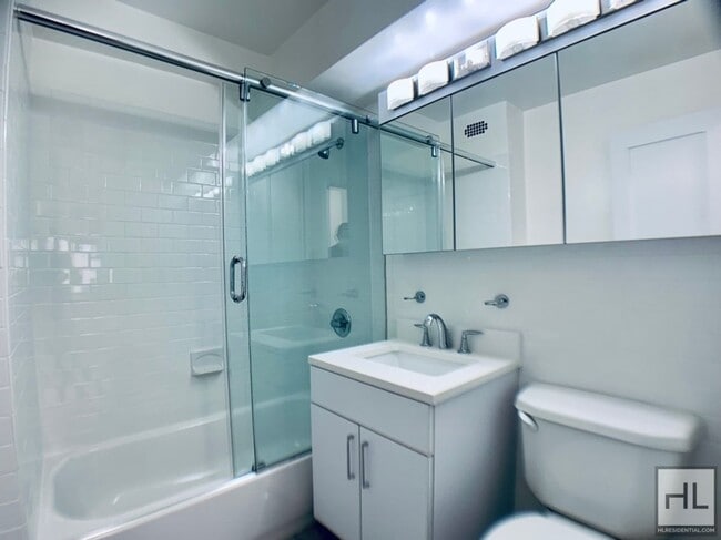 Foto del edificio - E 56th St | Sutton Place | 1BR / Flex-2 / 1BA | Avail June 1 | Doorman | Laundry | NO Broker's Fees!
