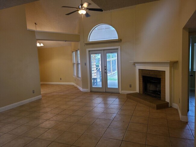 Foto del edificio - 1st MONTH FREE IF LEASED BY 3-15-24. Nice ...