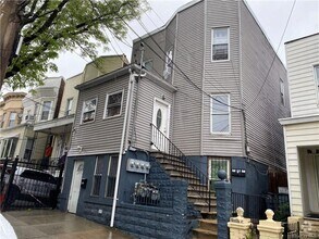 Building Photo - 1470 St Lawrence Ave