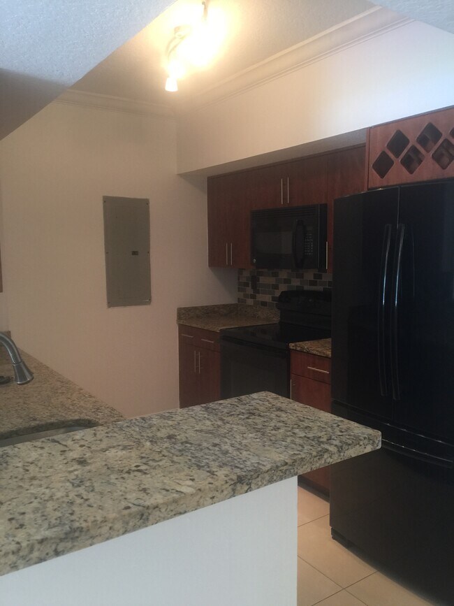 COCINA ACTUALIZADA - 201 SW 116th Ave