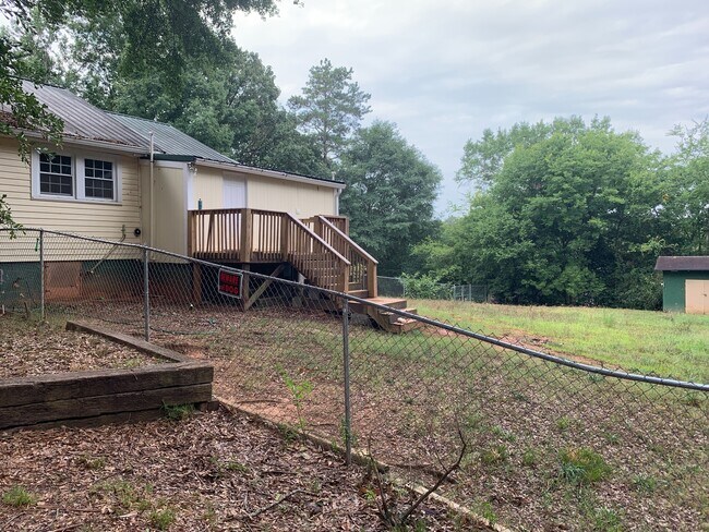 Building Photo - 3 Bedrooms, 2 Bathrooms - North Rome House