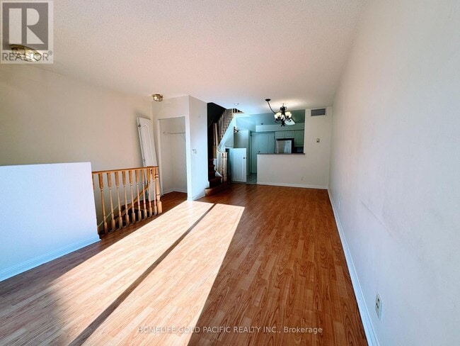 Building Photo - 28 Sommerset Way