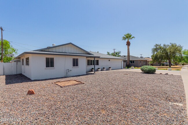 Foto del edificio - 8117 E Lewis Ave