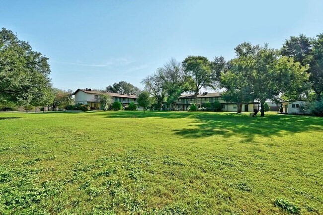Foto del edificio - 711 Eberhart Ln