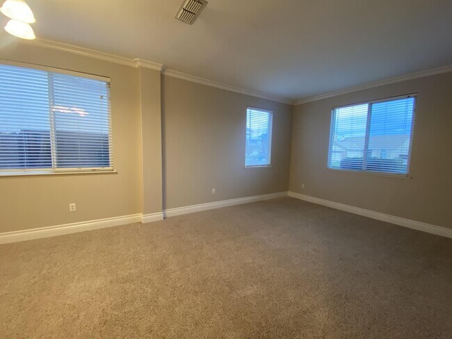 Building Photo - 1687 Shoreline Dr