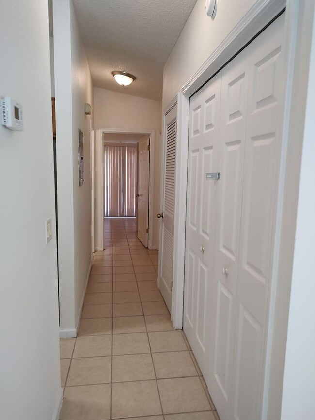 Building Photo - Cozy 1Bed/1Ba Unit Ideally Located & Withi...