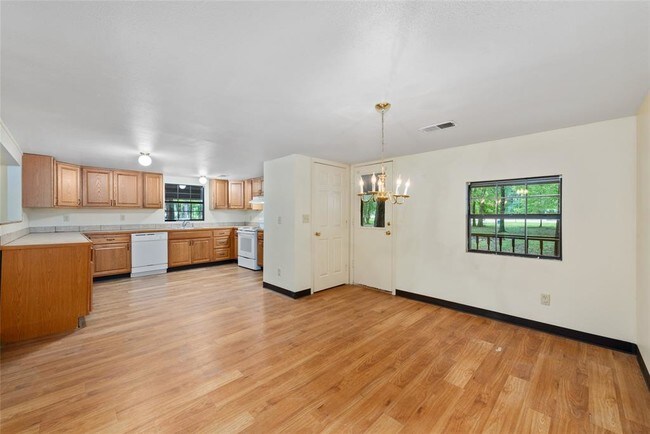 Building Photo - 15977 Oak Creek Cir