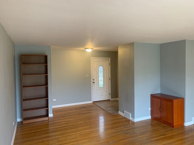 Building Photo - 3Bed/1.5Bath Home Fenced Yard 2 Car Garage...