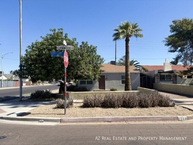 Photo - 1348 W Lynwood St Apartment