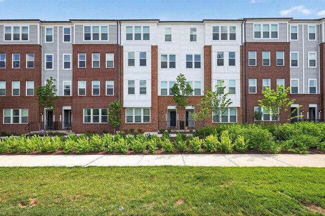 Foto del edificio - Stunning 2-Level Top Floor Condo with Tesla Charger & 70" TV – Farmstead District
