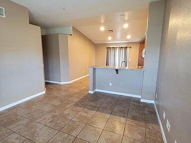 Building Photo - 950 Jacaranda Dr