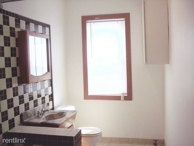 Building Photo - 4622 W Jackson Blvd