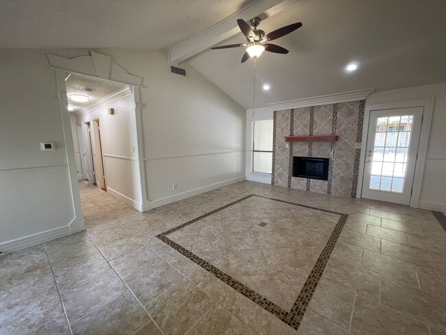 Building Photo - Spacious home on a huge lot!