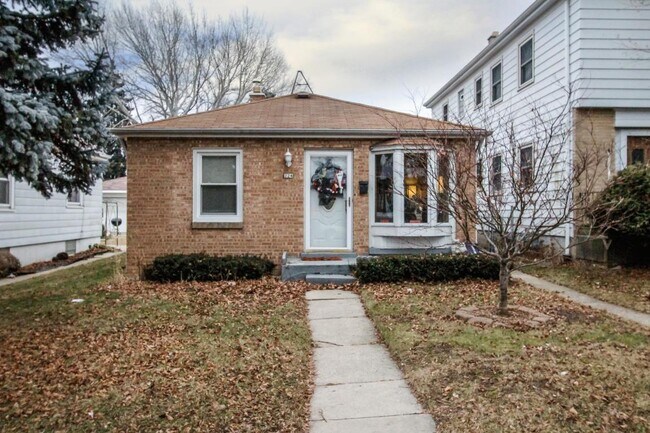 Building Photo - 224 S 74th St
