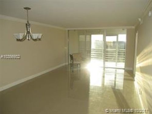 Building Photo - 605 Oaks Dr