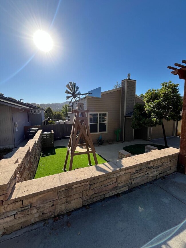 Building Photo - MOVE IN READY!! 3 BEDROOM 2 BATH HOME AVAILABLE 10/05/2025