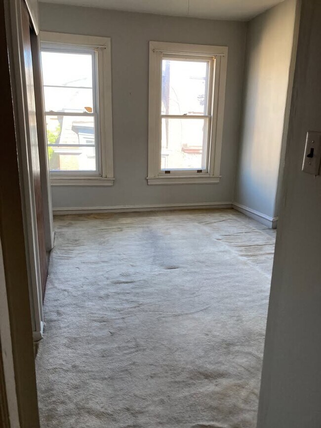Habitación grande y tranquila orientada al este con armario doble y calefacción por radiadores. - 227 Buckingham Pl
