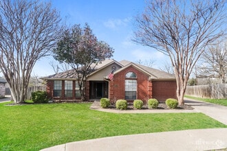Building Photo - 653 Edgewood Dr