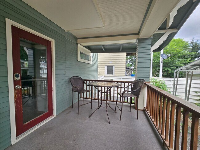 Foto del edificio - SINGLE FAMILY HOME! Great Location! Laundry, Wood Floors and Parking!