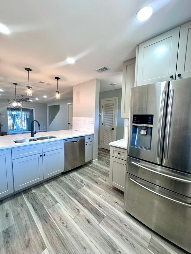 Building Photo - Beautifully Renovated 2B/2.5B Townhome wit...