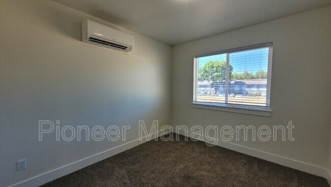 Foto del edificio - 2468 NE Kerr St