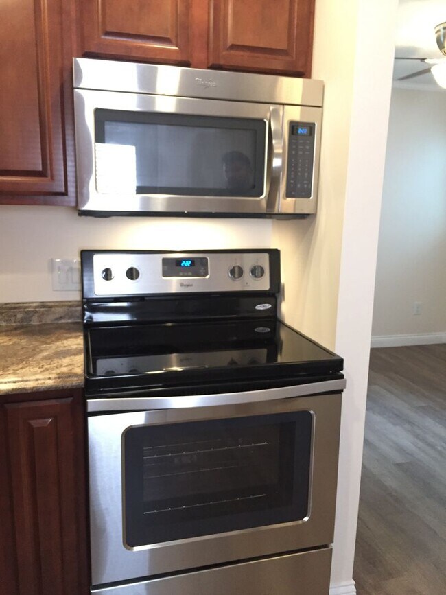 Foto del edificio - 211 1/2 N Madison - Summer Lease