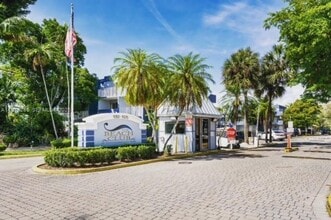 Building Photo - 9373 Fontainebleau Blvd