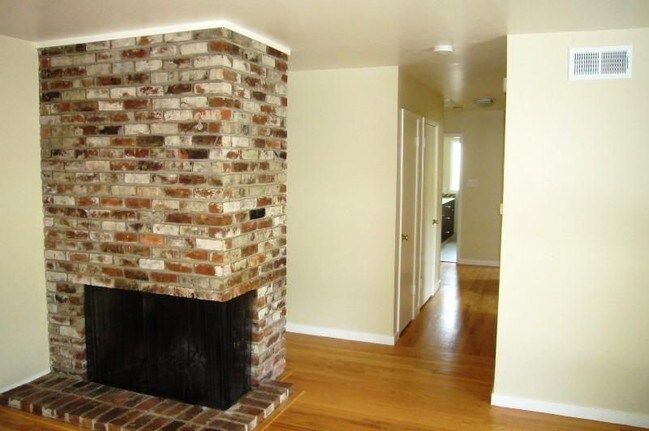 Building Photo - 919 Almarida Dr