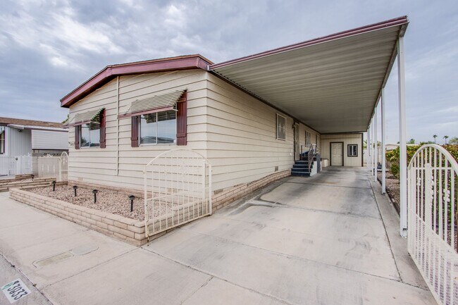 Building Photo - 55+ community 2 bed 2 bath