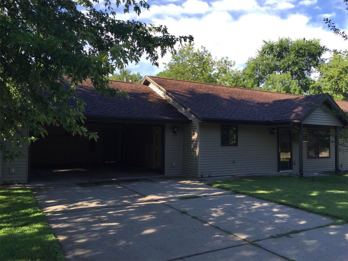 11877 16th Ave, Chippewa Falls, WI 54729 Townhome Rentals in Chippewa