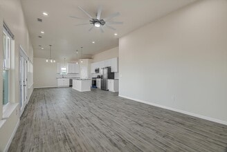 Building Photo - 17 Edgewater Dr