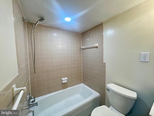 Foto del edificio - 6018 Westchester Park Dr