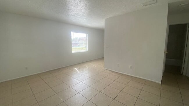 Building Photo - 3 Bedroom 2 Bath Villa West Bradenton.