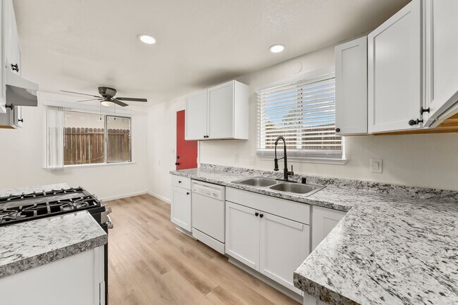 Foto del edificio - 6429 Stoneman Dr