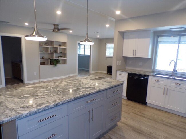 Building Photo - 2310 Palm Tree Dr