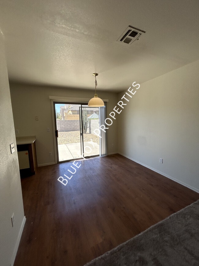 Building Photo - 2021 W Menzel Dr