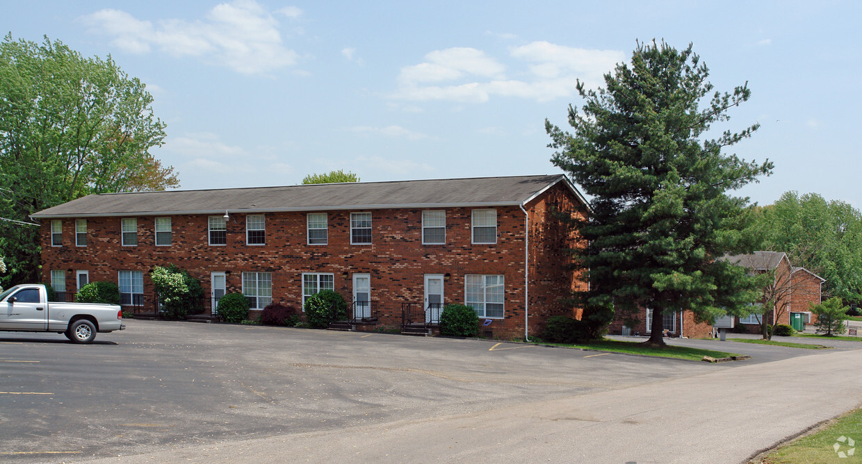 Primary Photo - The Oaks Townhouses