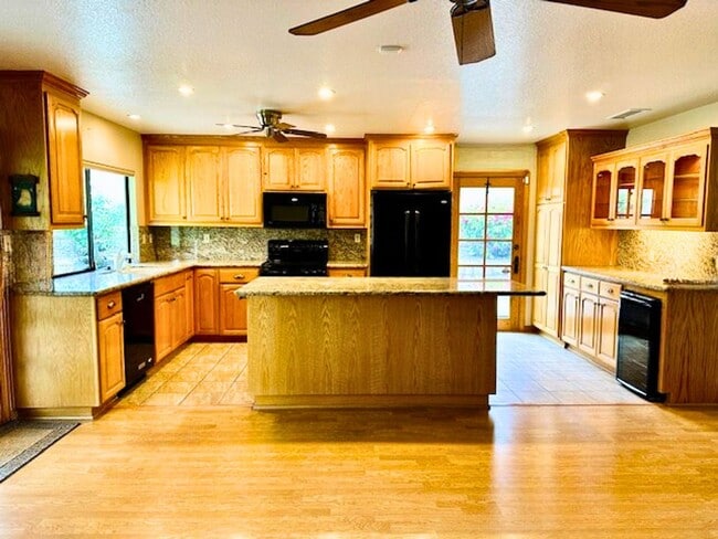 Foto del edificio - 4 Bedroom home located in Alta Loma