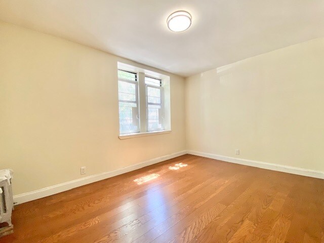 Building Photo - 551 W 190th St