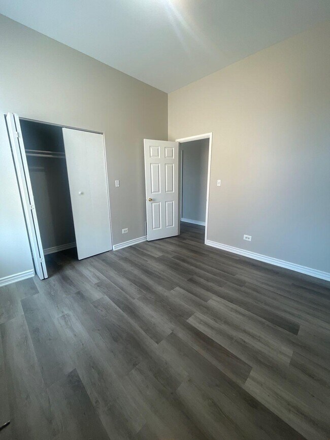 Foto del edificio - 4 bedroom in Chicago IL 60637